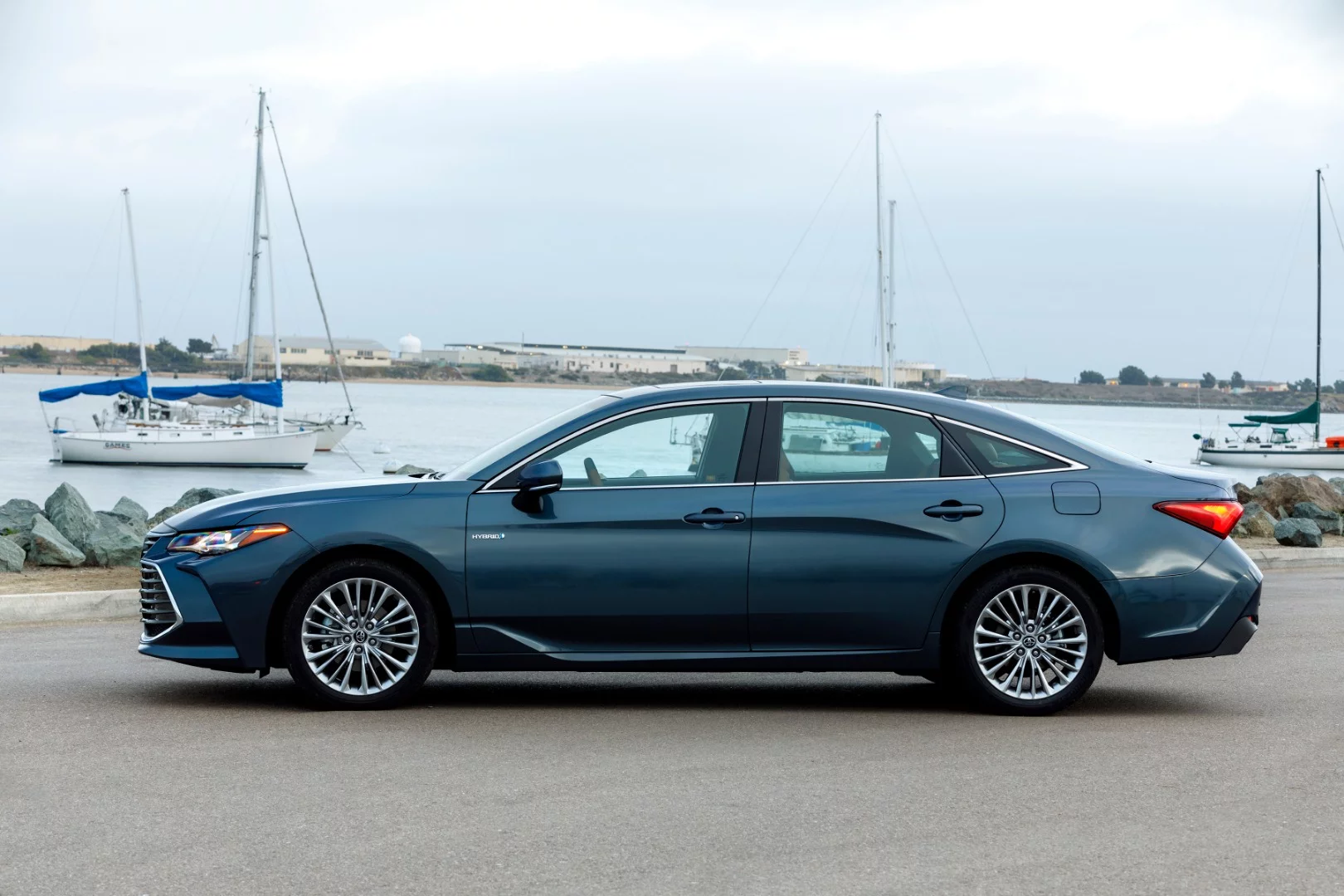 There’s just enough curvature on the 2019 Toyota Avalon Hybrid's bodywork to reflect the light in an upscale way without creating a lot of edges where there don’t need to be any