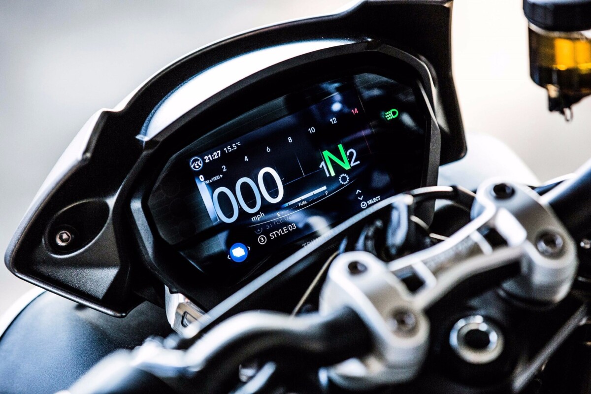 2017 Triumph Street Triple: R and RS models get a new full-colour TFT dash