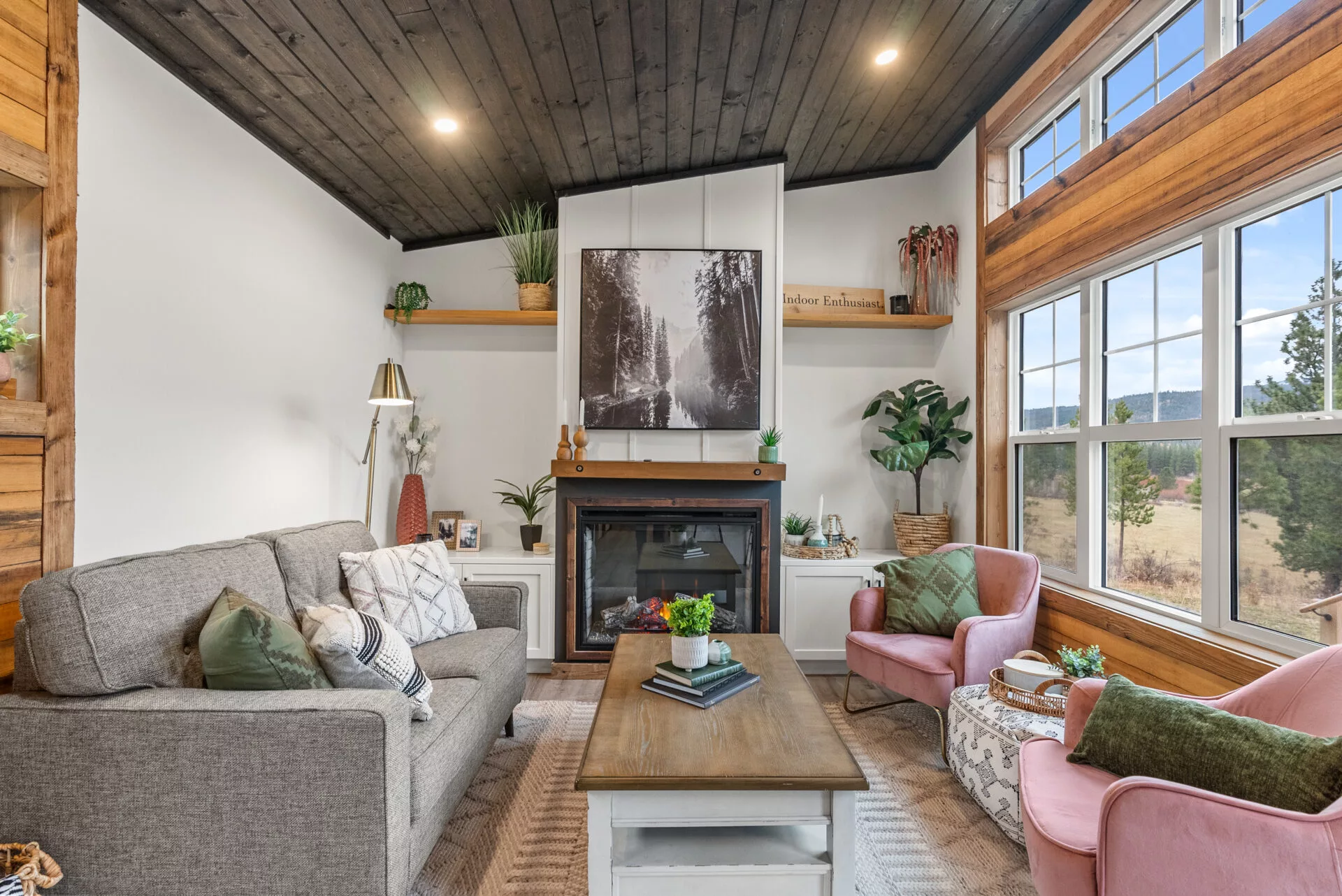 The Silvertip's interior measures 480 sq ft (44.6 sq m), much of which is taken up by the open living area