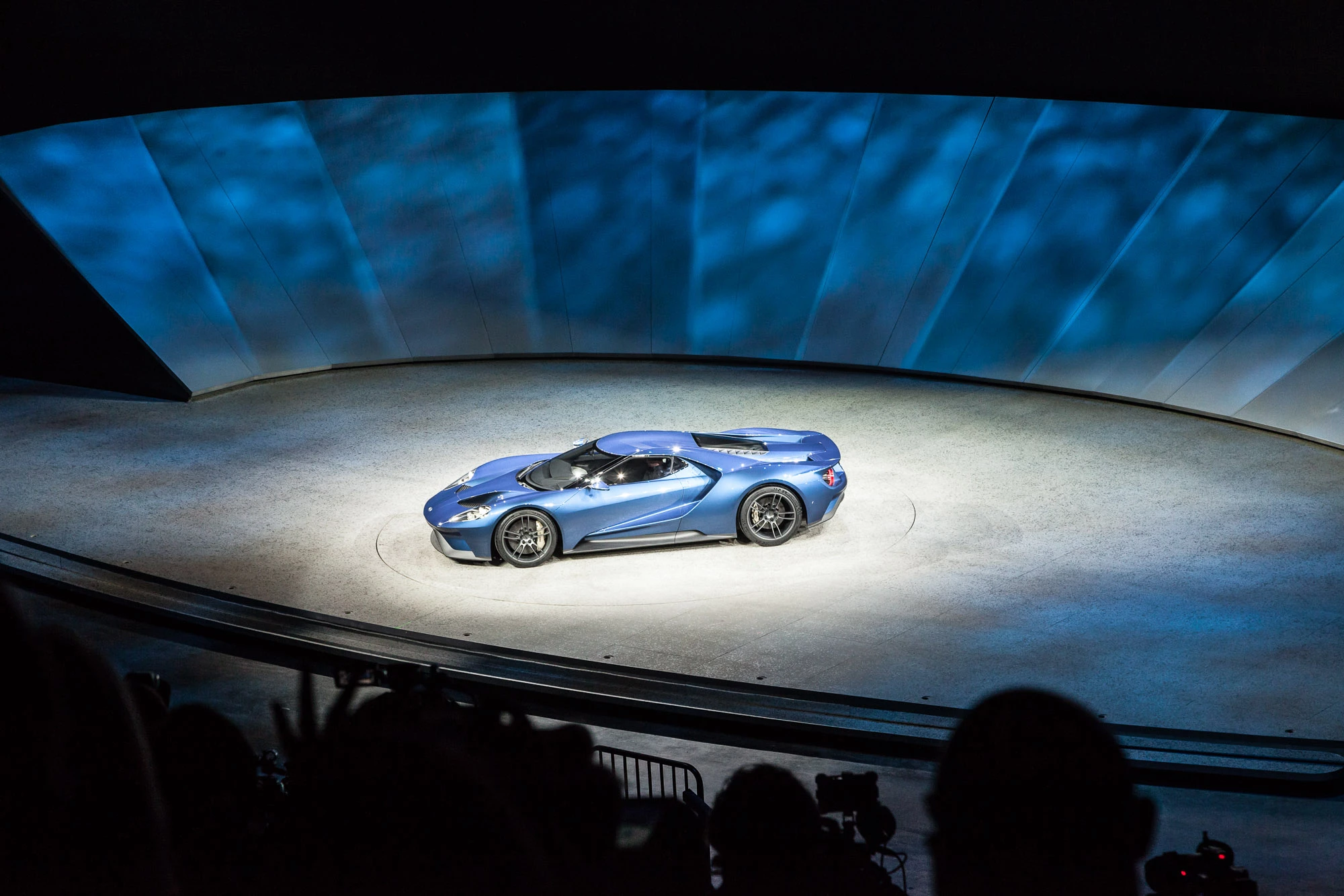 Ford’s new GT incorporates vastly improved and active aerodynamics, stripping weight through the extensive use of lightweight carbon fiber composites plus aluminum front and rear subframes, and delivering a mid-mounted, twin-turbo EcoBoost V6 producing more than 600 horsepower.