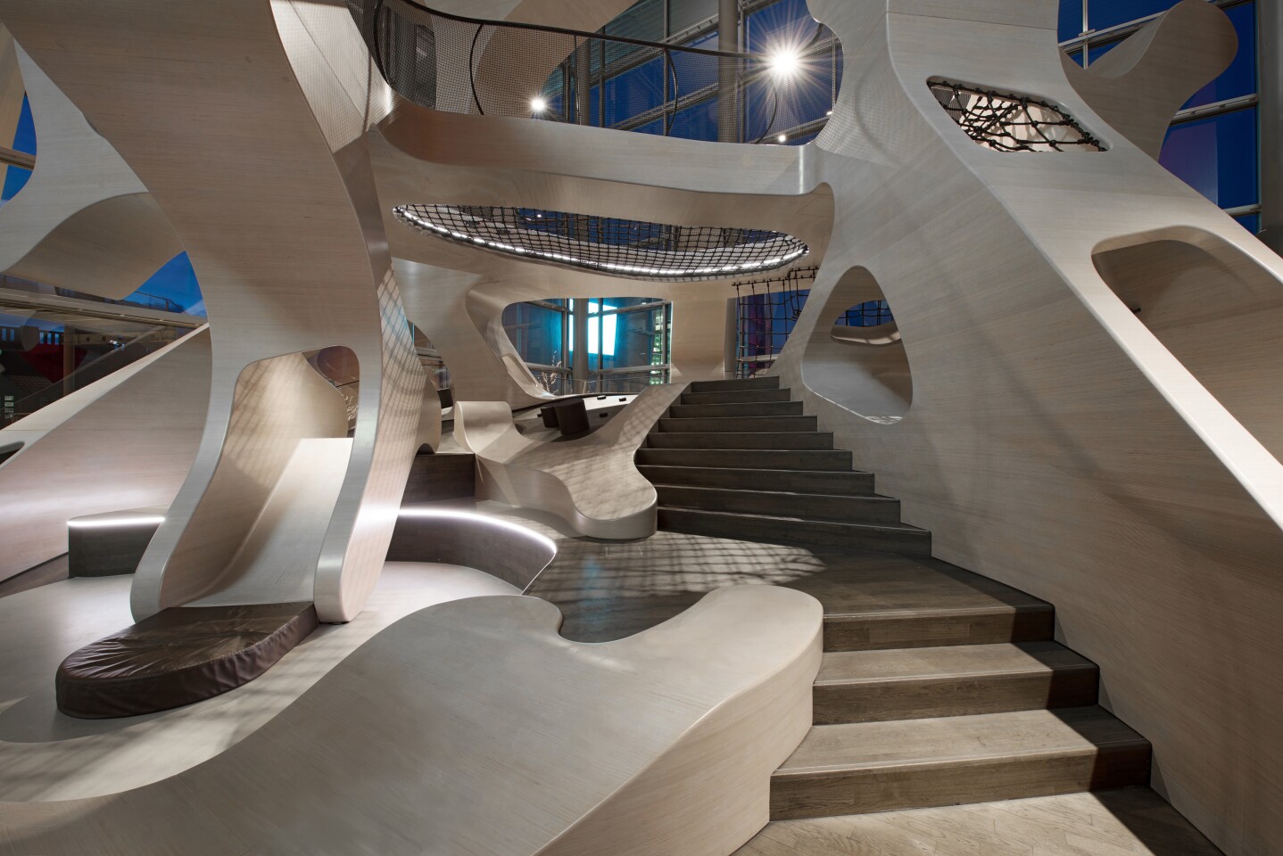 Internal stair in the "tree-like" installation (Photo: Uwe Walter for Autostadt, Wolfsburg)