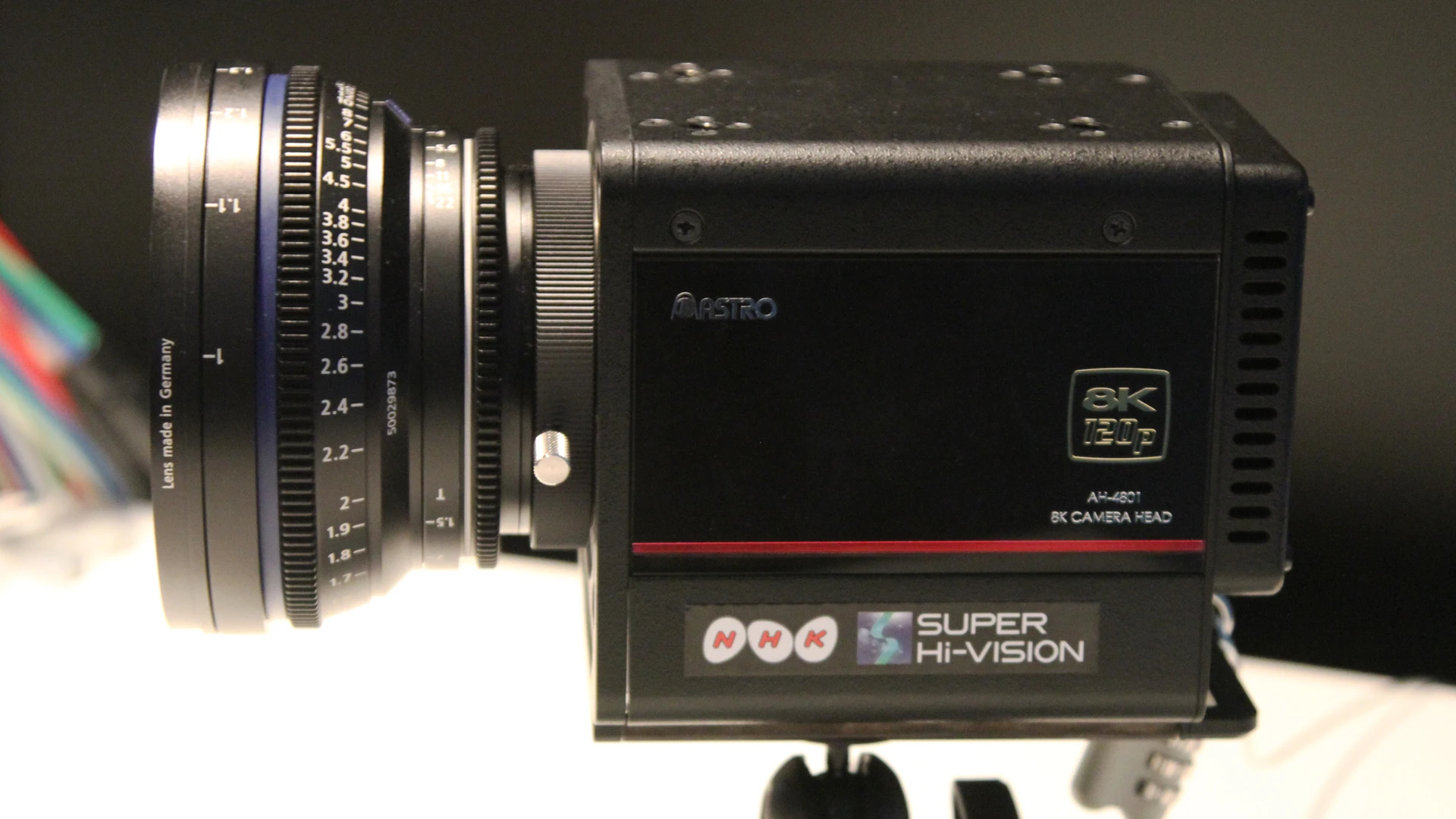 The 2-kg (4-lb) cube camera head captures images via a 1.5-in, 33 megapixel CMOS sensor.
