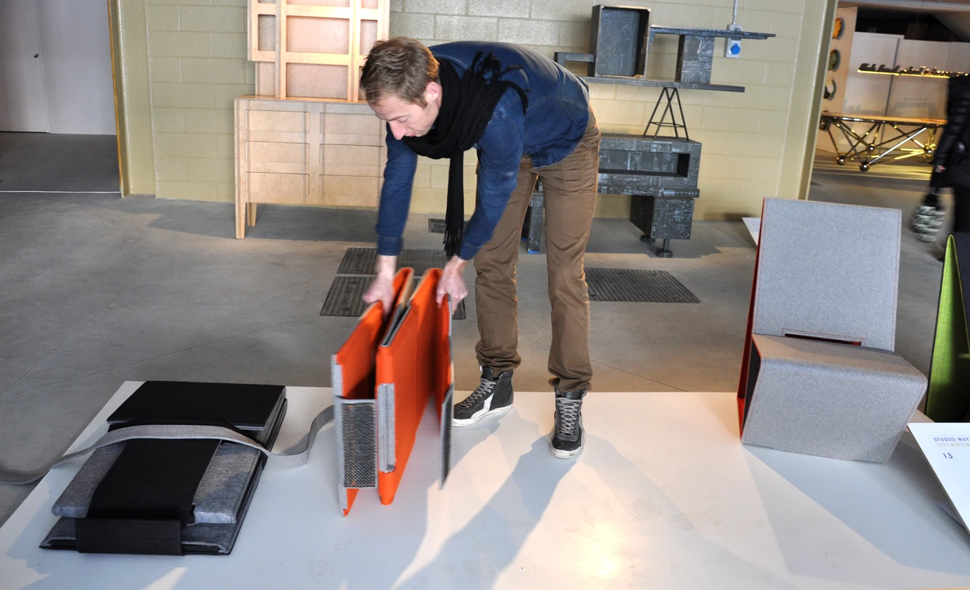 Vouwwow is delivered flat packed, before being folded into a sturdy lounge chair within 30 seconds (photo: Edoardo Campanale/Gizmag)