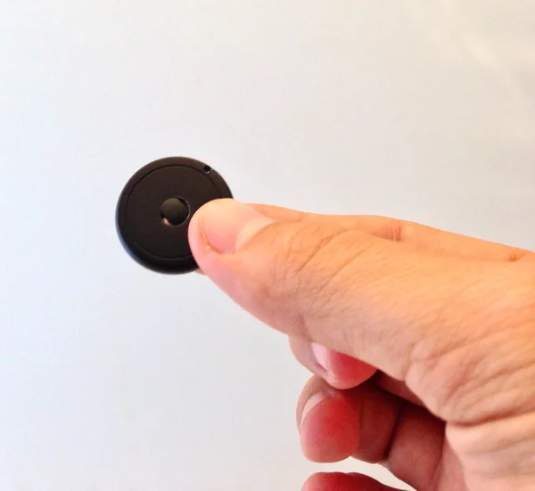Button TrackR is a coin sized device to track objects via a smartphone app