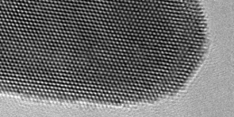 An electron microscope image shows the lattice structure of the gold atoms