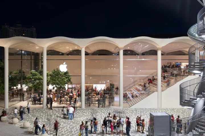 Apple Aventura is situated next to a large slide art installation by Belgian artist Carsten Höller