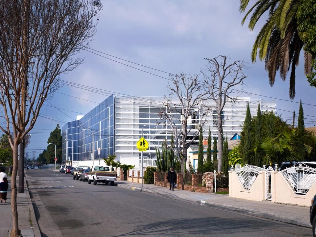 Created by US architectural firm Brooks + Scarpa, the recently completed Green Dot Animo Leadership High School in Inglewood, Los Angeles
