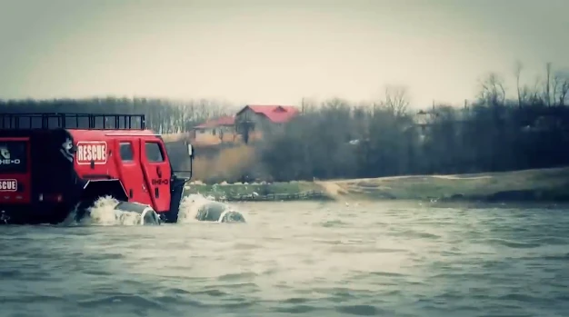 The available pneumatic wheel pillows allow the Rescue to float and swim through the water