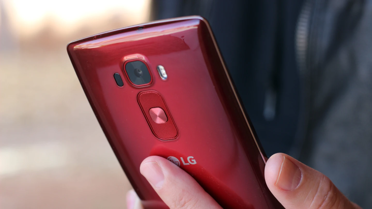 The G Flex 2 doesn't have a premium build, with a smooth-feeling plastic all the way around (Photo: Will Shanklin/Gizmag.com)