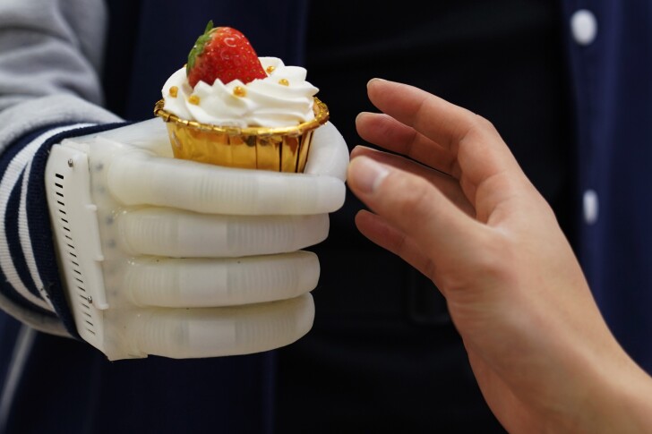 The soft prosthetic hand tips the scales at around 8 oz, and has been made using relatively inexpensive materials