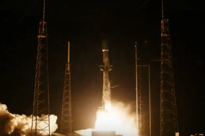 Falcon 9 lifting off