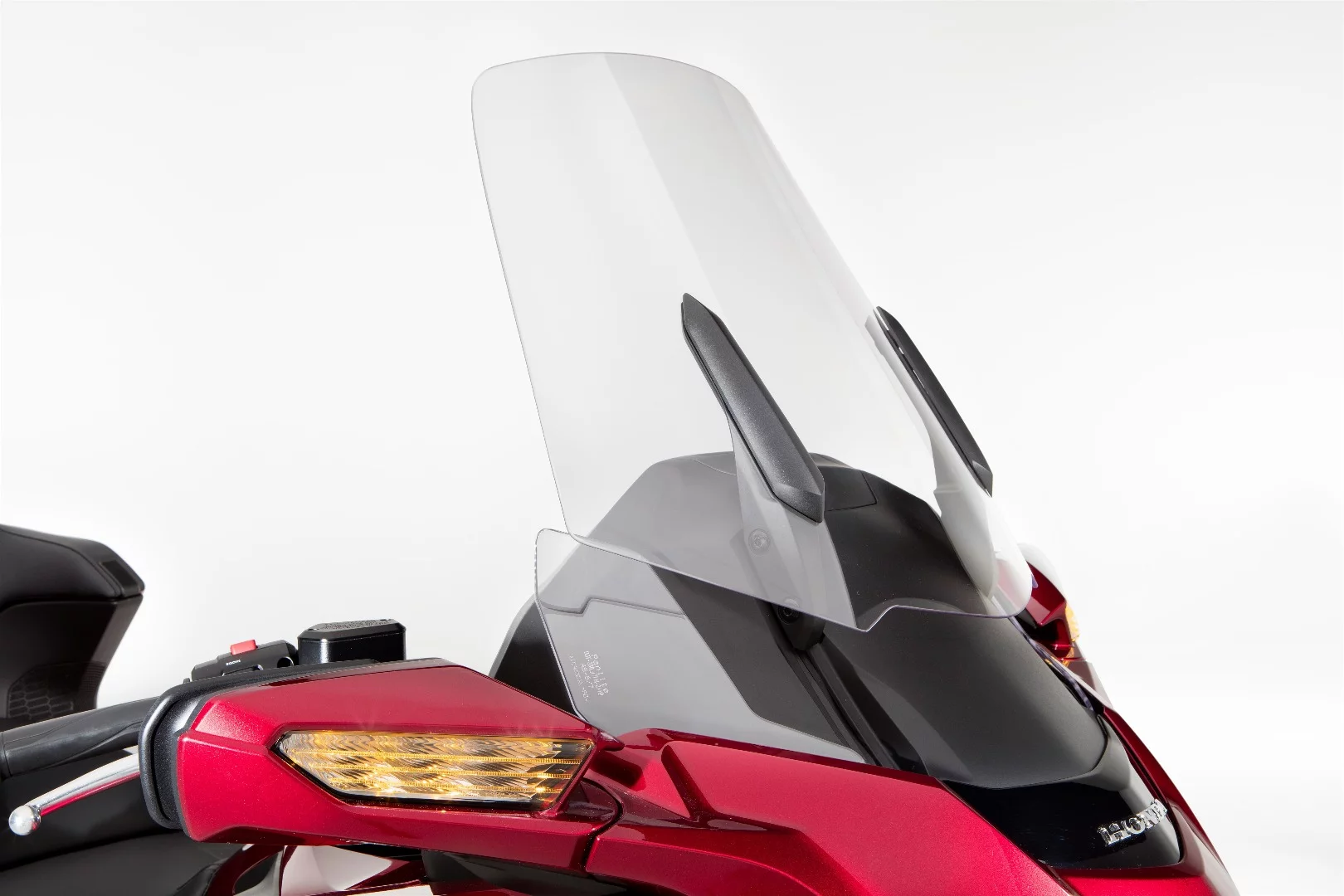 The screen of the 2018 Honda GL 1800 Goldwing is electrically adjustable in both versions, short and tall