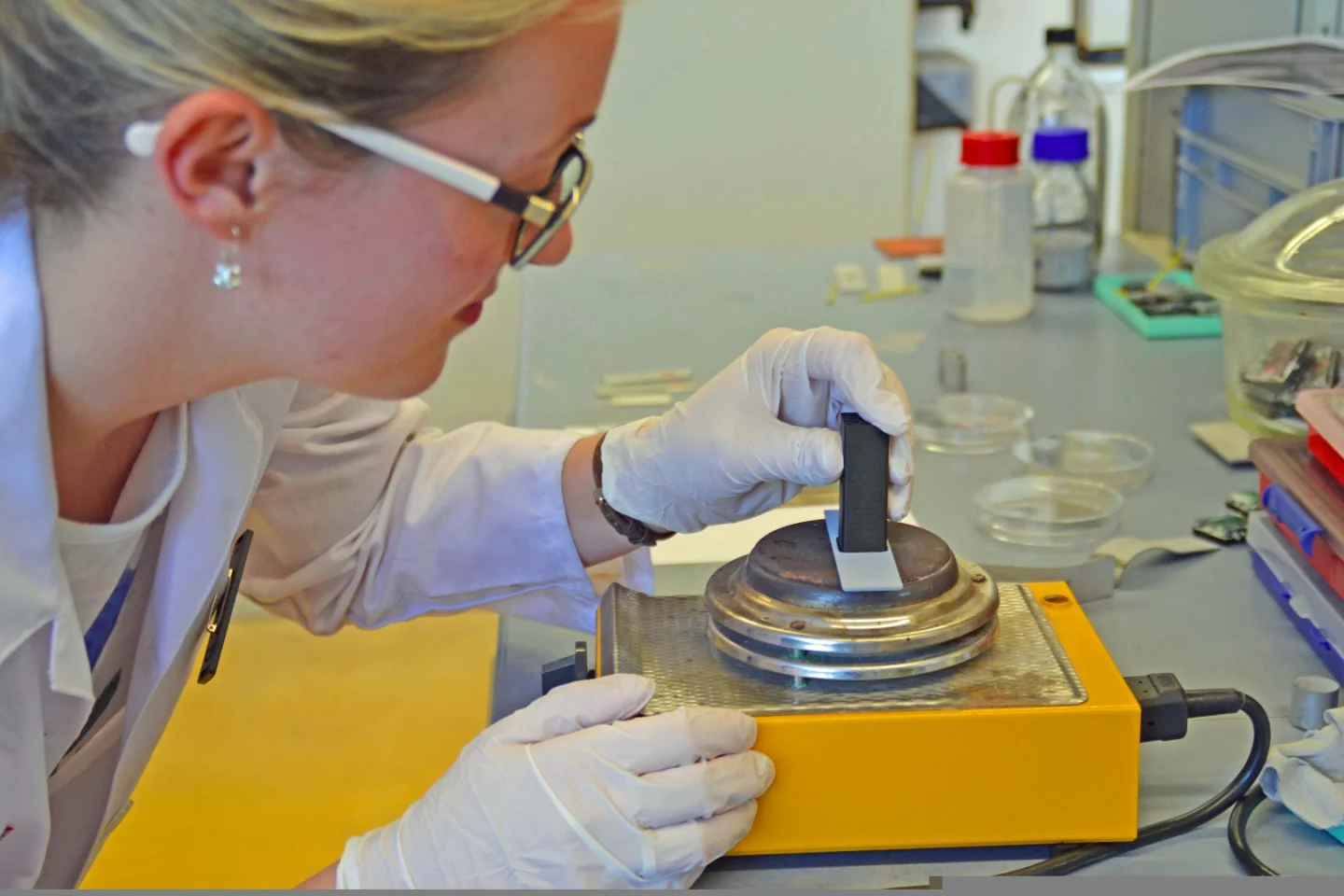 A strip of aluminum – the surface of which has been treated – is permanently bonded with thermoplastic