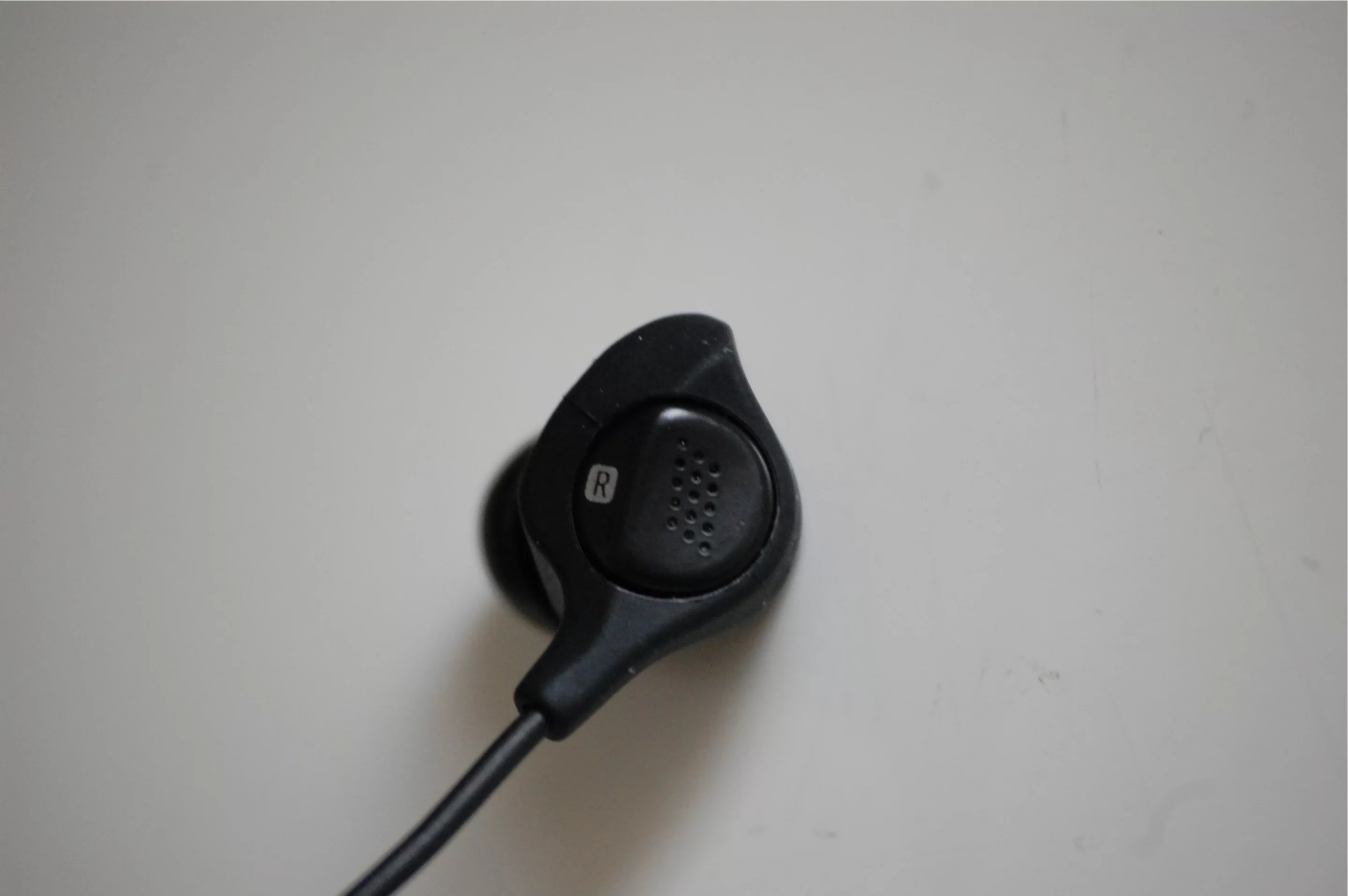 The microphone is positioned close to the ear so that the noise rejection is as high as possible