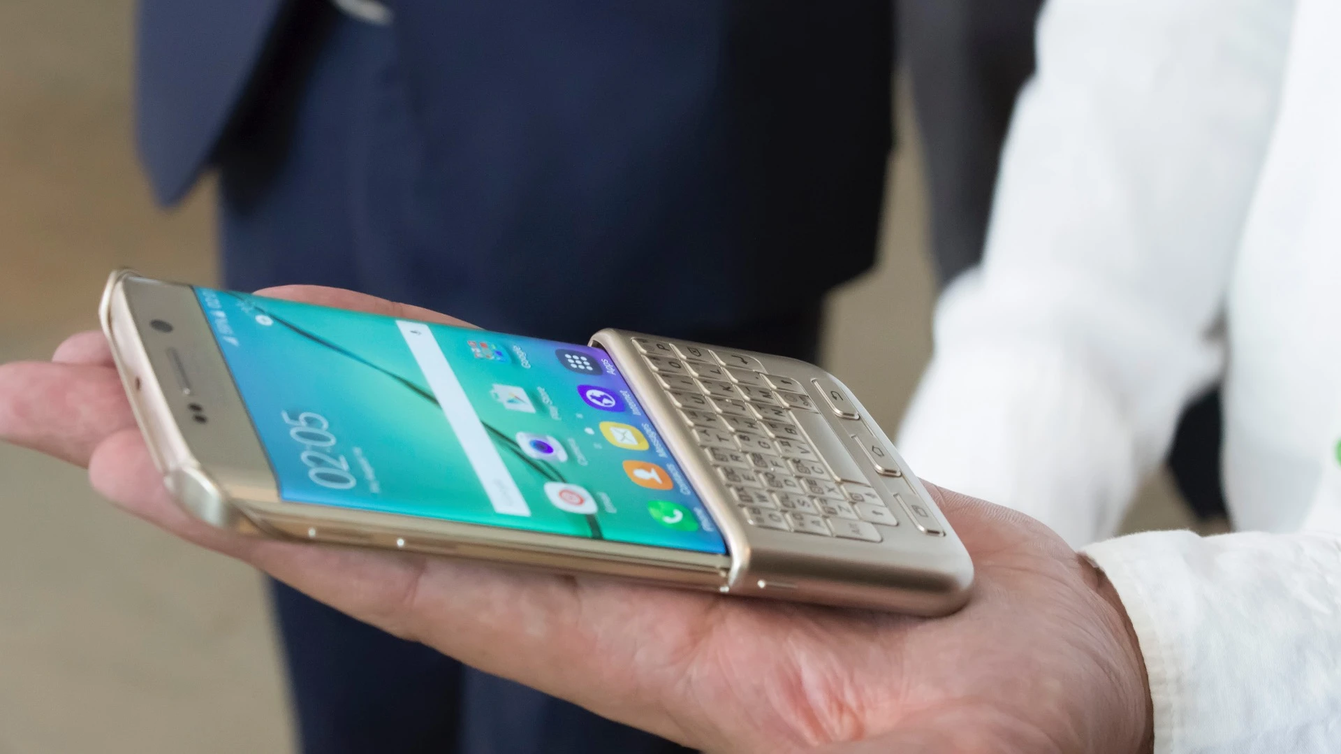 Gizmag goes hands-on with BlackBerry's, erm, Samsung's QWERTY keyboard cover for the latest Galaxy phones
