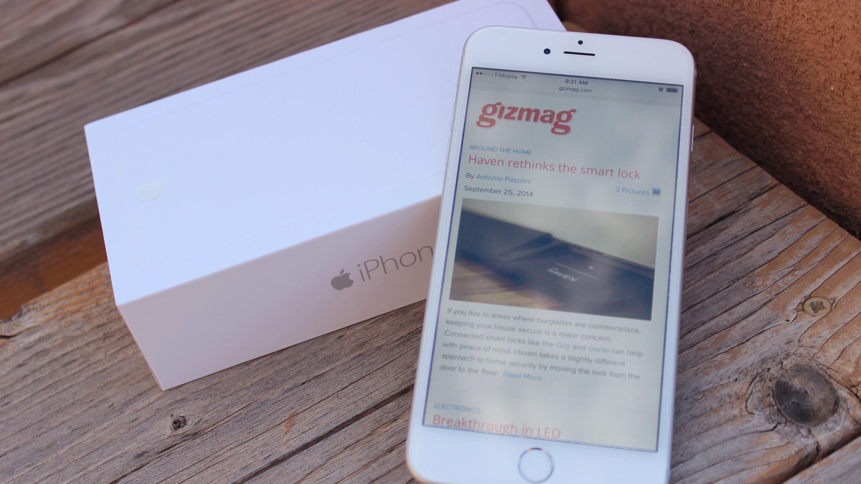 The 5.5-in screen brings the same pros and cons as every phablet before it (Photo: Will Shanklin/Gizmag.com)