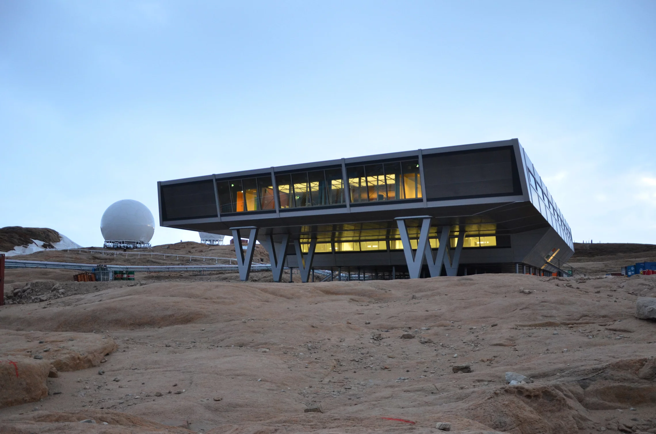 Bharathi Indian Polar Station comprises three floors, built using 134 shipping containers covered by an insulated skin and outer shell (Photo: bof artchitekten)
