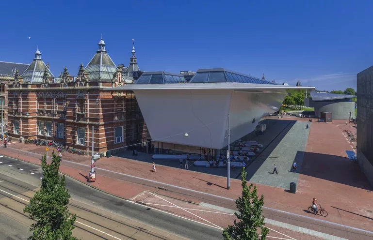 Stedelijk Museum's hulking "bathtub" extension (Photo: John Lewis Marshall and Jannes Linders)