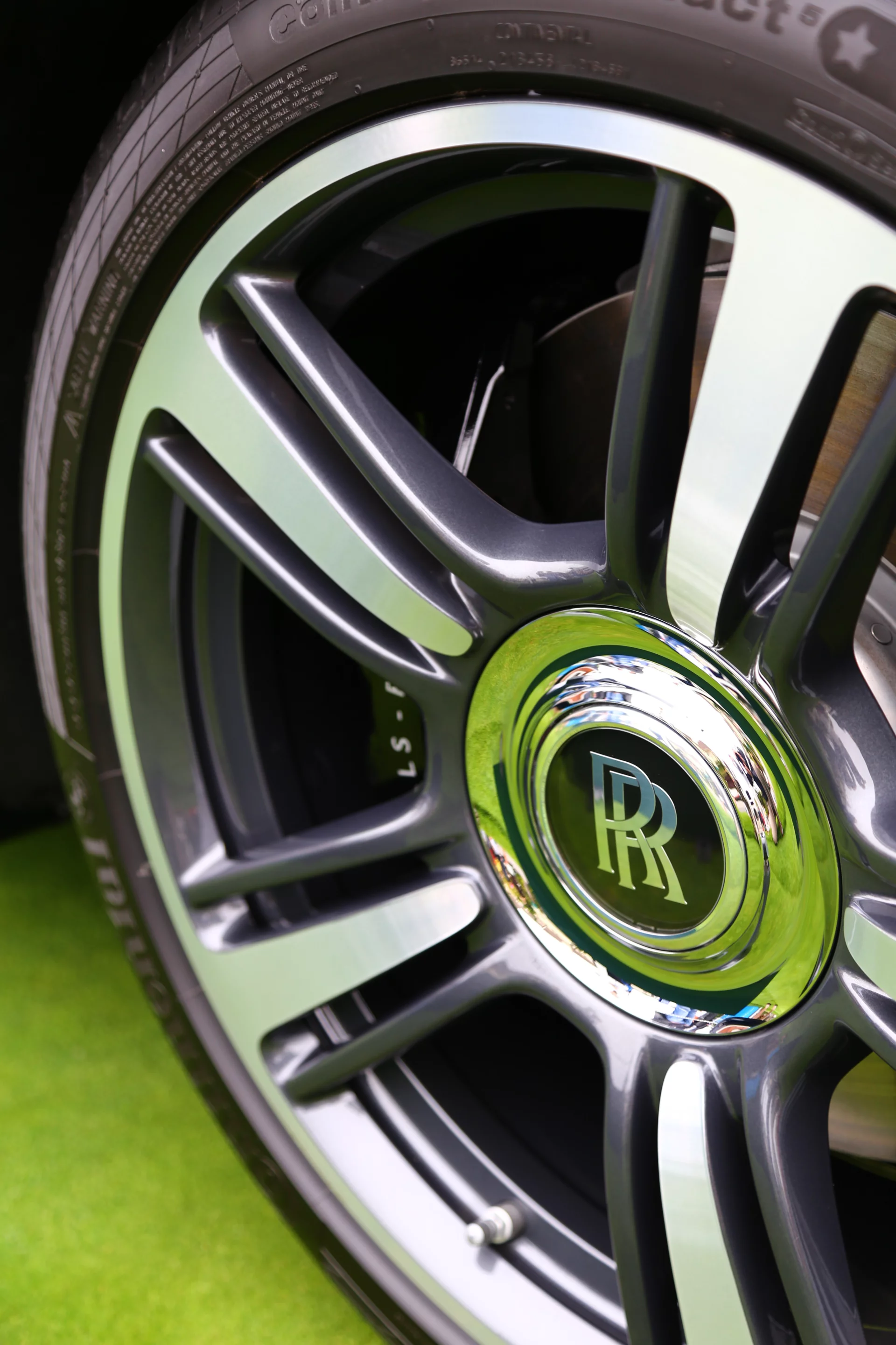 20-inch seven-spoke wheels are standard, but 21-inch seven-spoke or five-spoke part polished, bi-color rims are available as optional on the Wraith (Photo: Angus MacKenzie/Gizmag.com)