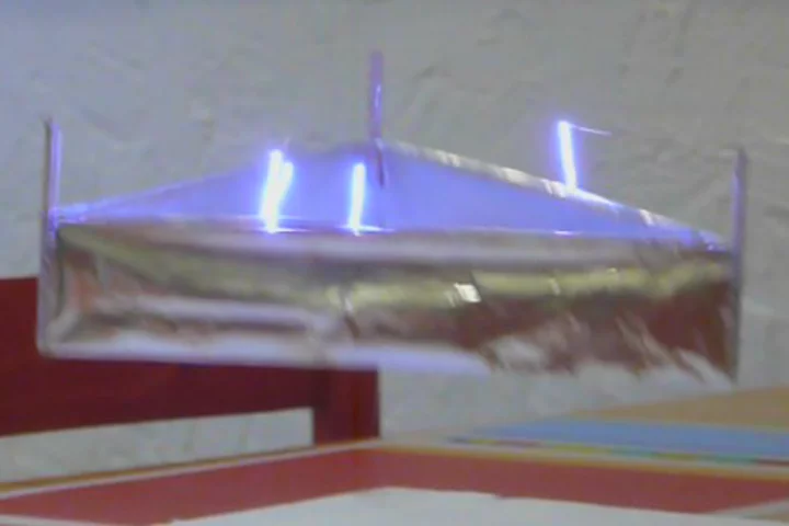 An electrohydrodynamic lifter in action (Photo: Anonymous59.)