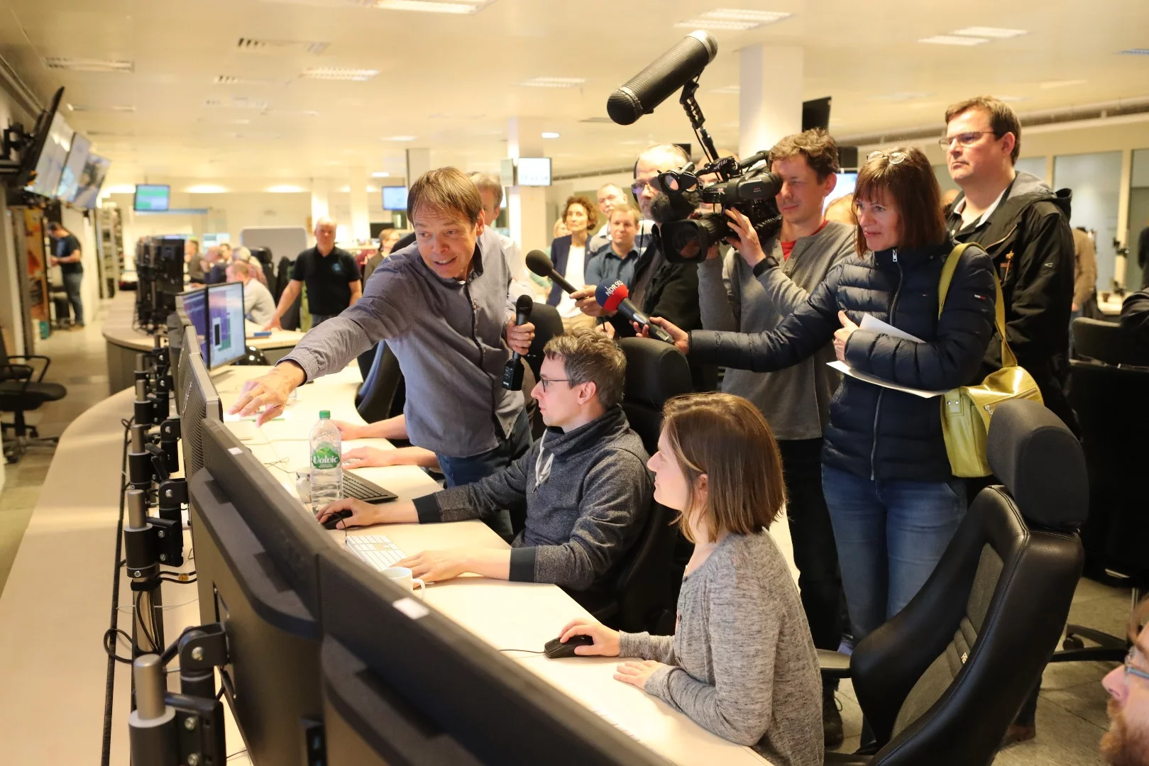 DESY scientist Winfried Decking explaining the the operations in DESY's accelerator control room