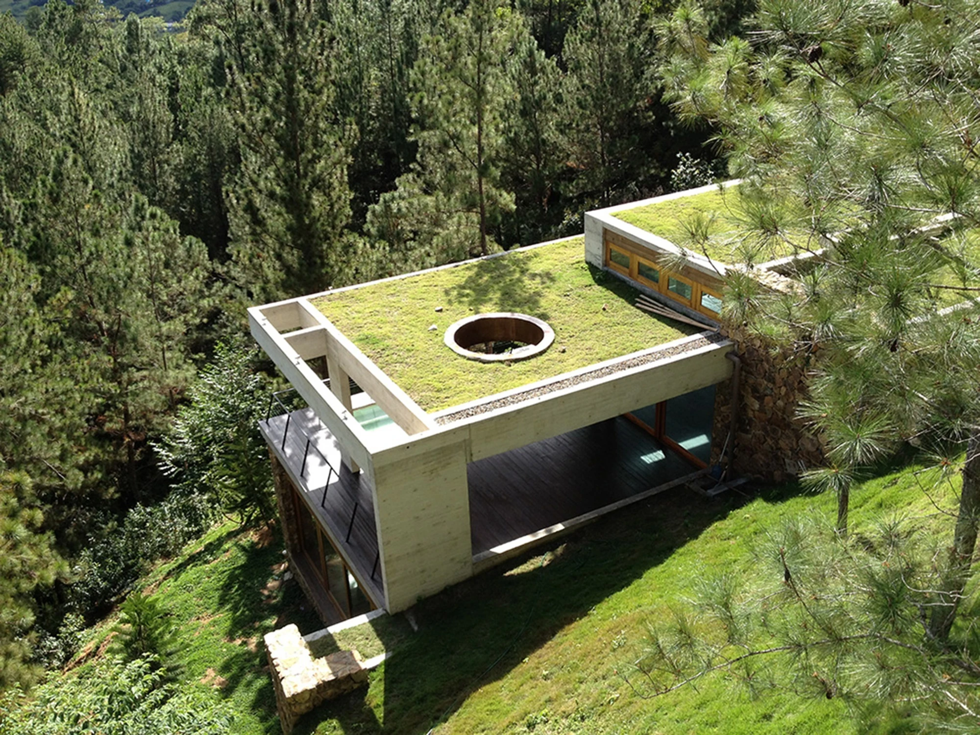 The rear sections of the RD House come into direct contact with the hillside, so are naturally kept a constantly cool temperature by the huge volume of rock (Photo: Eduardo Abreu)