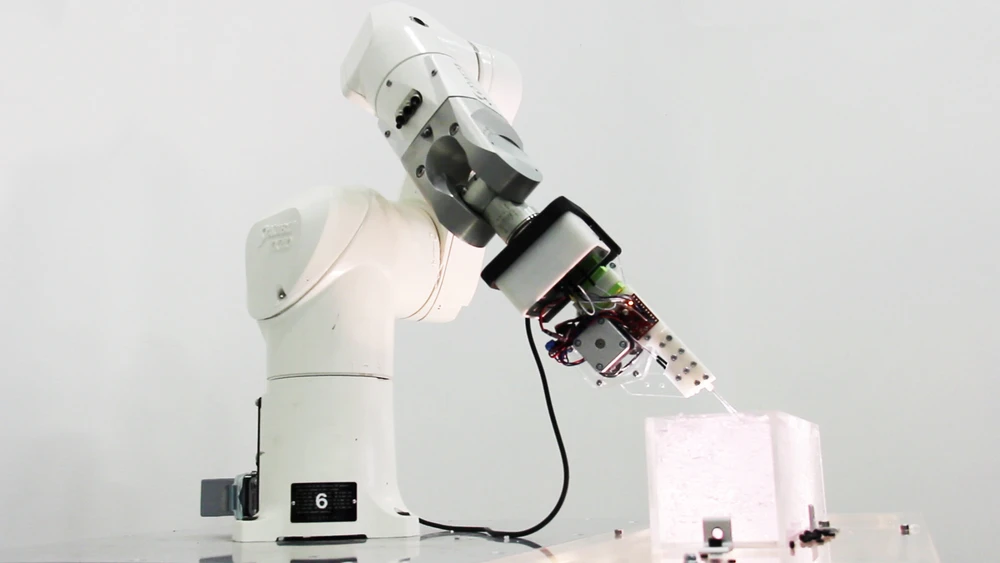 A six-axes robotic arm allows the printer to follow 3D vector-based toolpaths