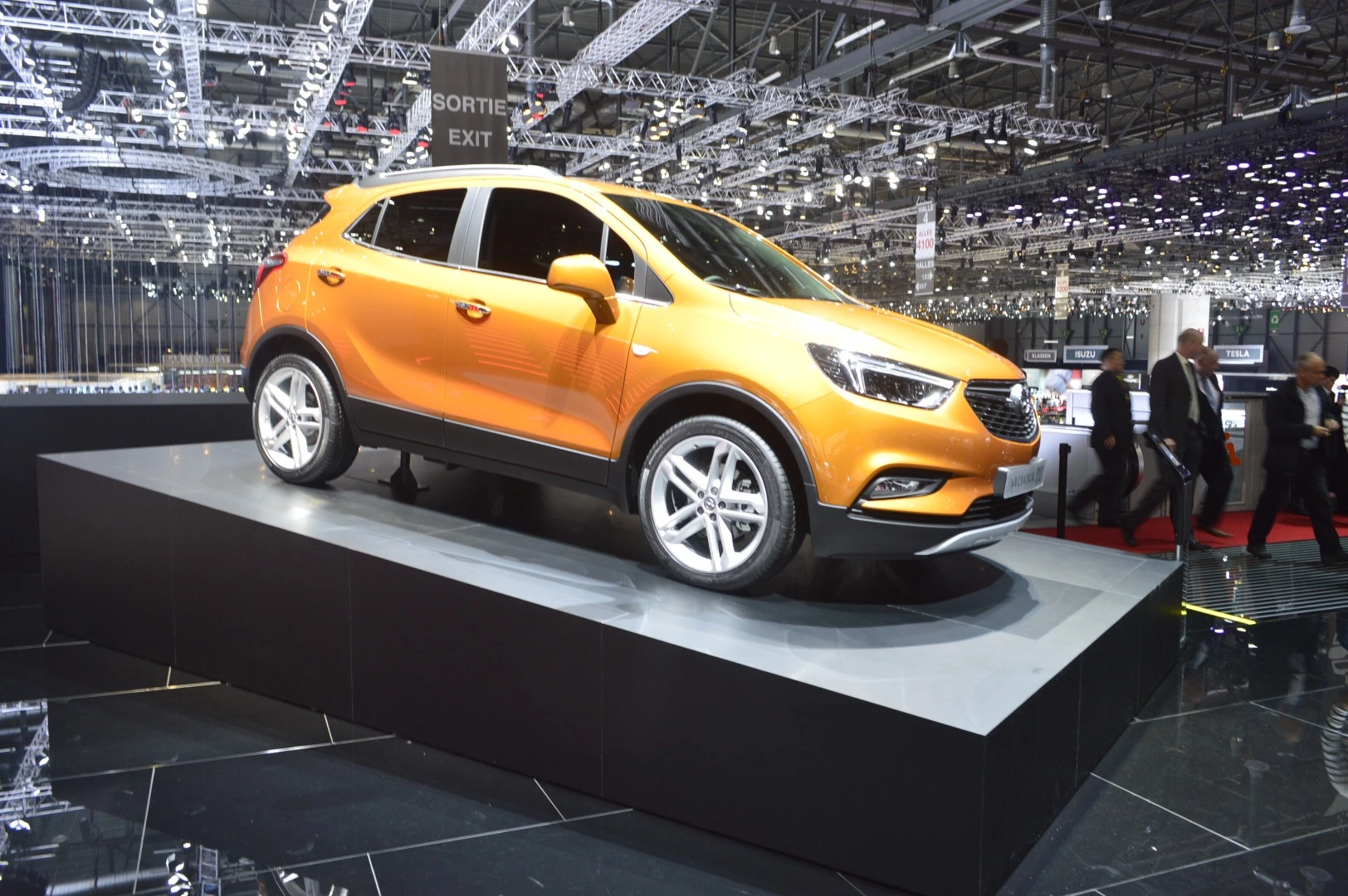 Opel debuts the new Mokka X small crossover