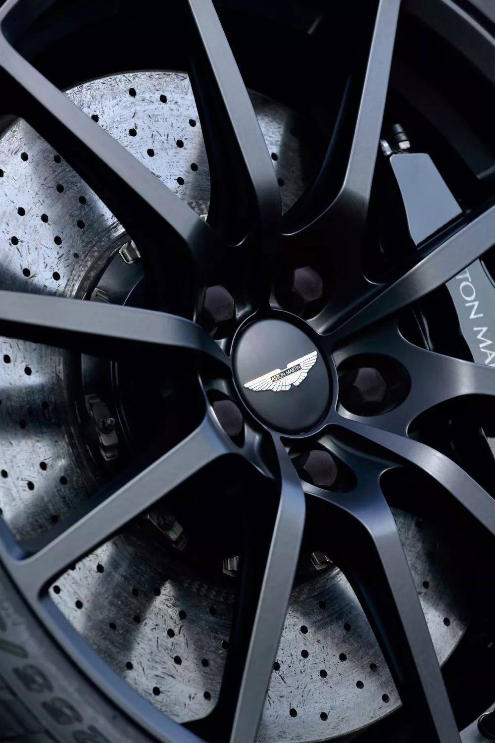 Lightweight forged alloy 10-spoke wheels, plus new carbon ceramic brakes help with stopping