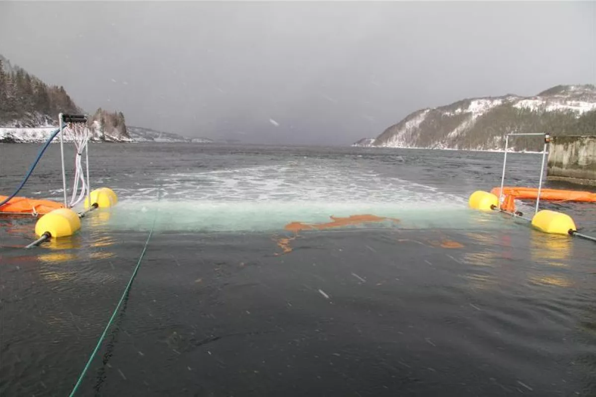 A new system for cleaning up oil spills at sea uses a curtain of air bubbles to contain the oil (Photo: SINTEF)