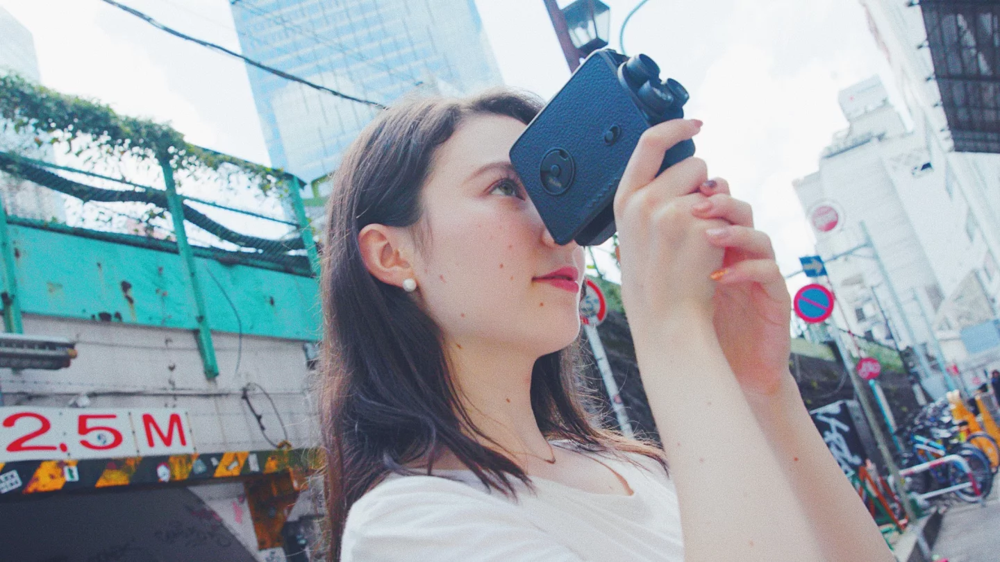 Like a real Super 8 camera, the Fragment 8 incorporates an optical (non-electronic) viewfinder – it additionally has a threaded tripod-mount hole on the bottom