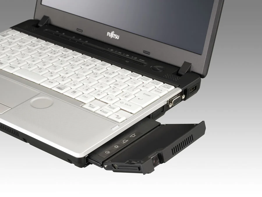 The new LIFEBOOK S761/C and P771/C notebooks about to be released by Fujitsu both feature a 40 lumen mobile projector.
