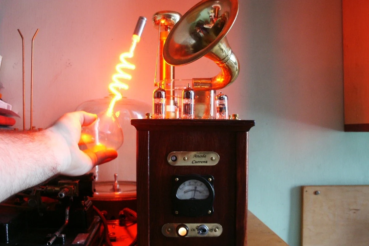 The Steampunk Plasma Speaker's resonance coil creates an electromagnetic field sufficient to light a neon bulb (Photo: Conscious Flesh)