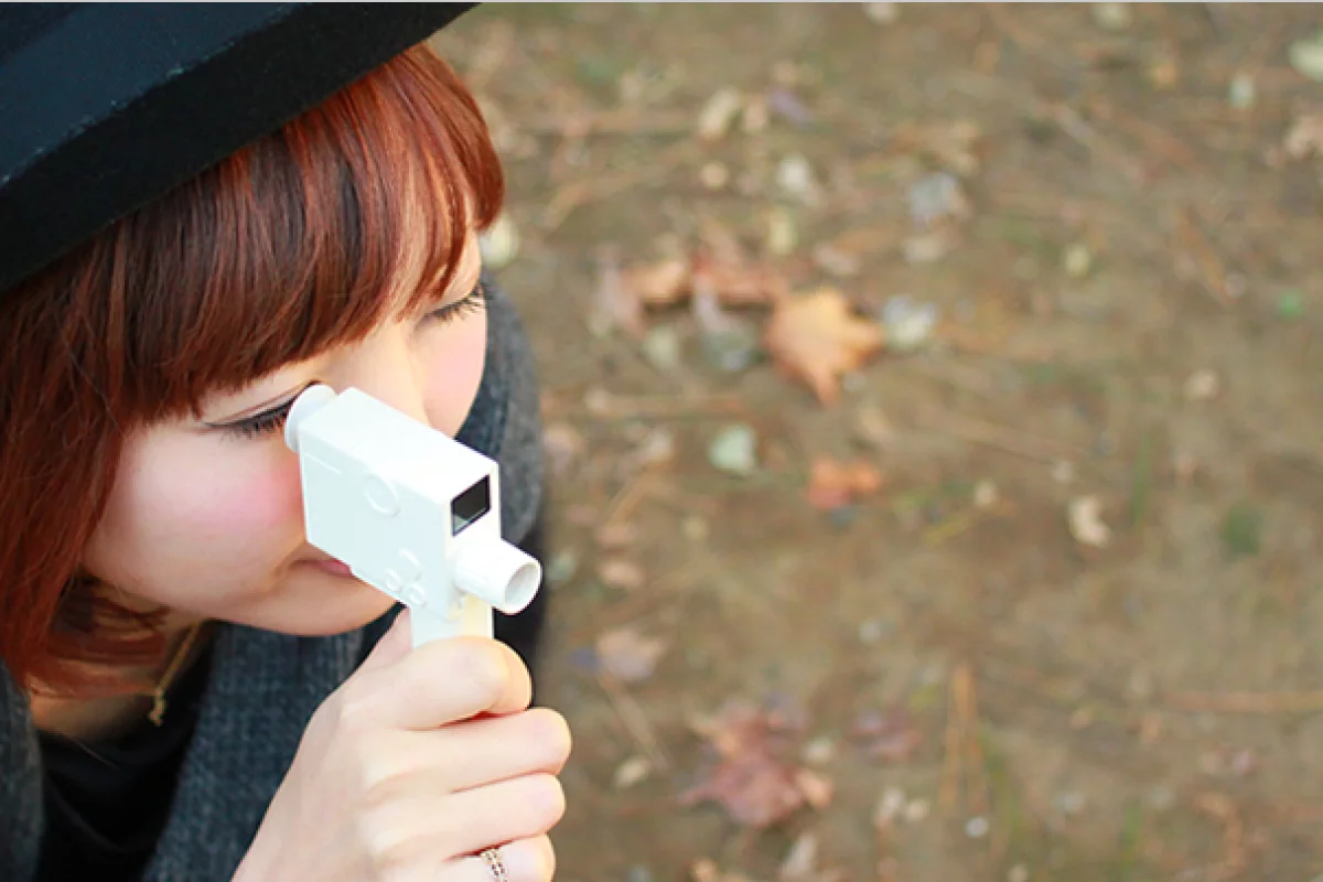 Modeled after a traditional 8mm video camera, the pint-sized Bee captures video at 640 x 480 pixels and 30fps