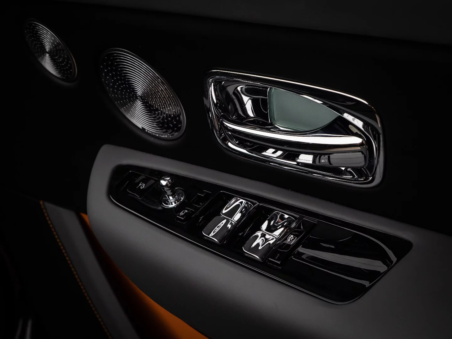 Rolls-Royce Cullinan: door controls