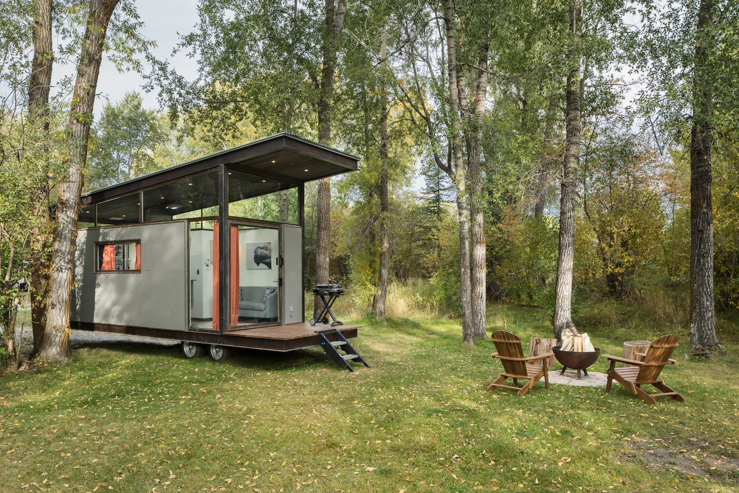 The sloping roof of the RoadHaus may look like it's floating above the main dwelling in this photo, but actually sits on a glazed upper portion