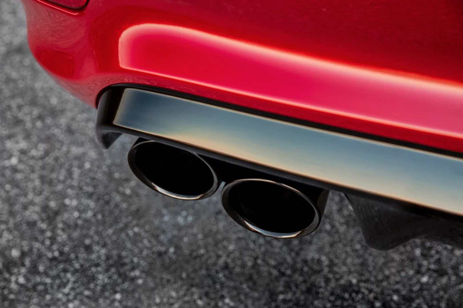 The Jeep Grand Cherokee Trackhawk growls through a quad exhaust