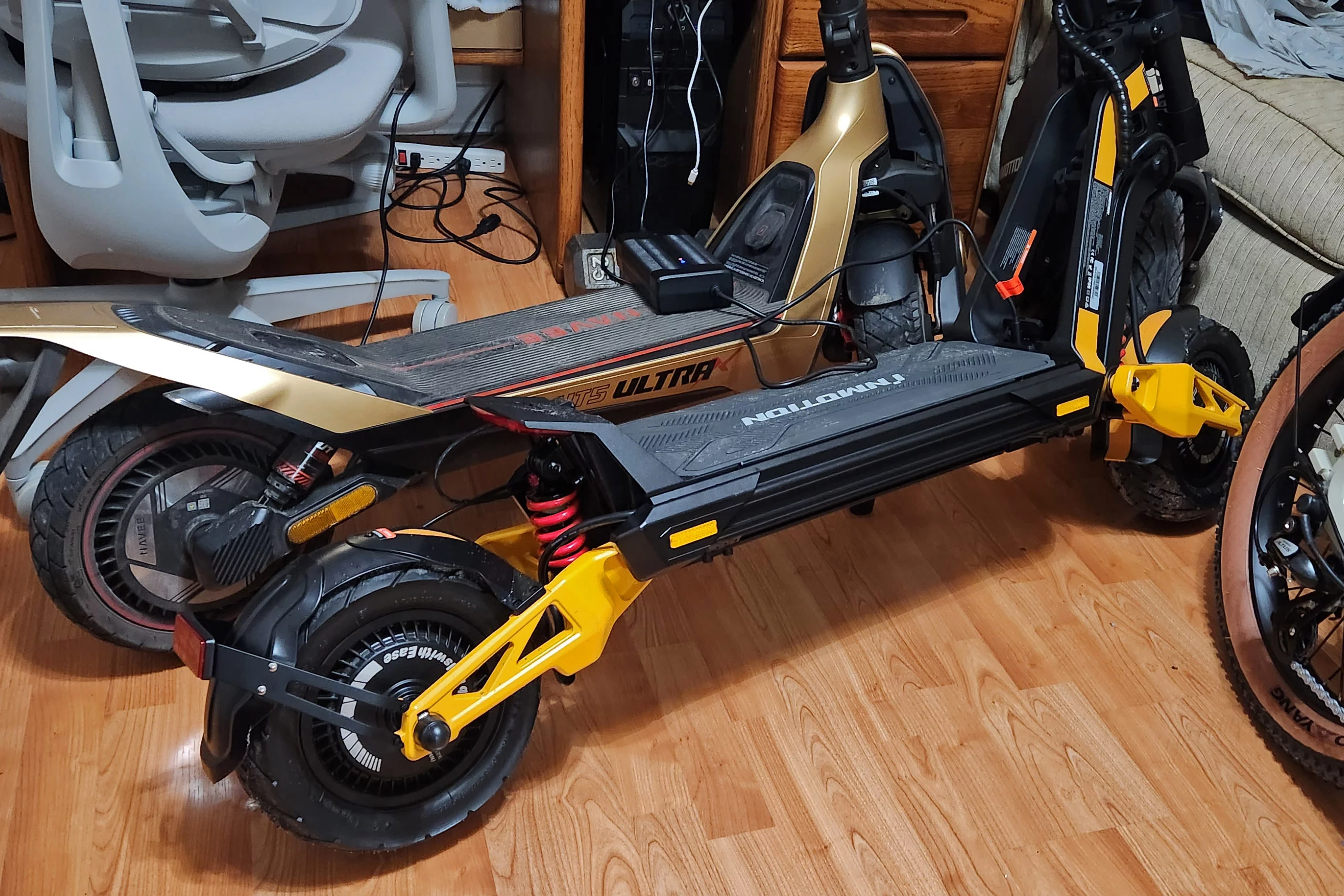 Disregard the tangle of wires everywhere, but here's a side-by-side of deck height on the ginormous Navee UT5 Ultra X next to the RS Jet