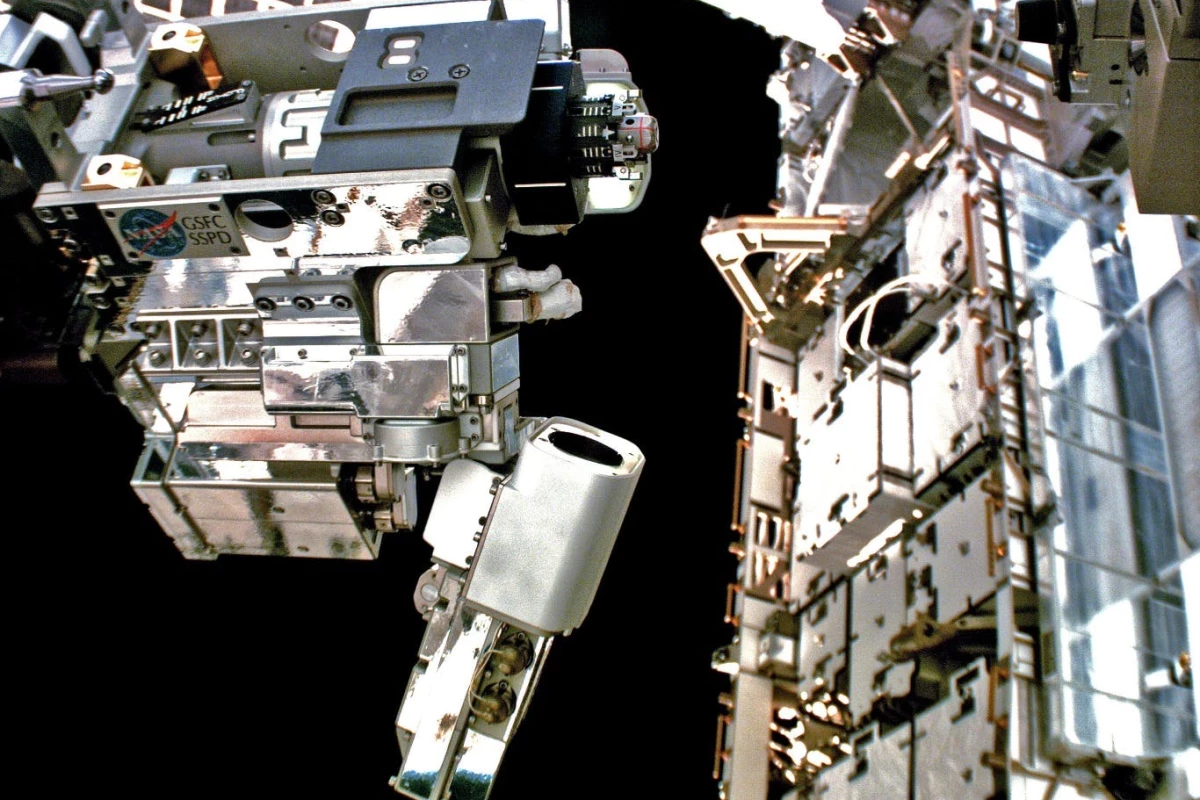 Robotic Refueling Mission 3’s Multi-Function Tool 2, operated by Dextre, demonstrates robotic refueling operations on the outside of space station