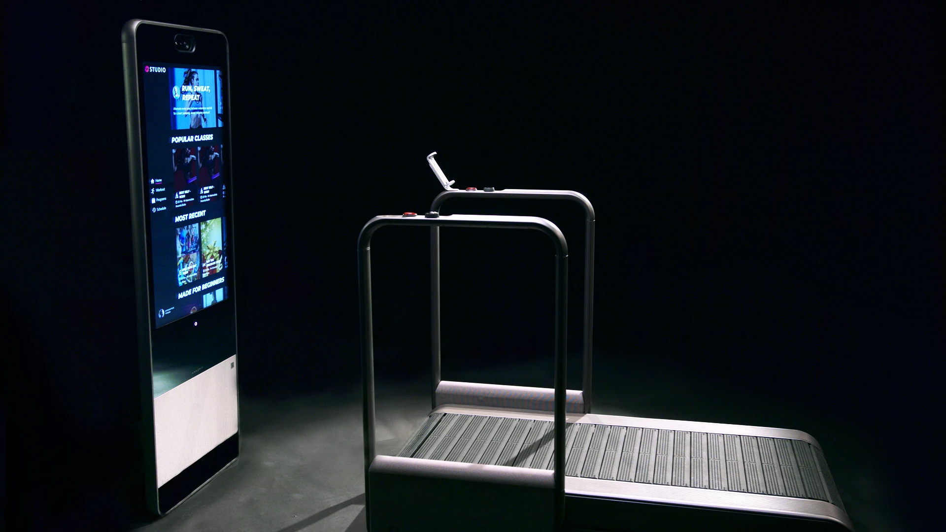 The Amazefit Studio is a connected treadmill with its own multimedia system