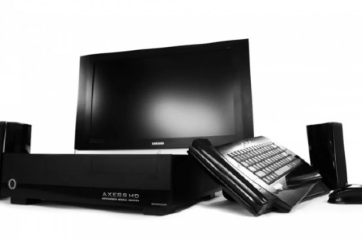 The Maingear Axess-HD Gamer for living room fragfests