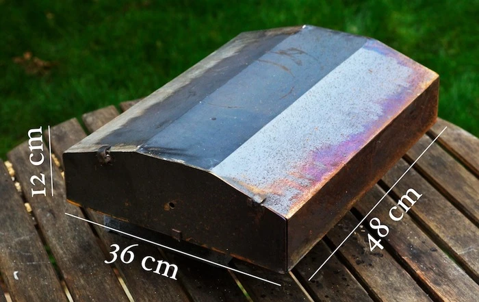 The oven itself is 12 cm x 36 cm x 48 cm, which is compact enough to fit in a suitcase or take to a park