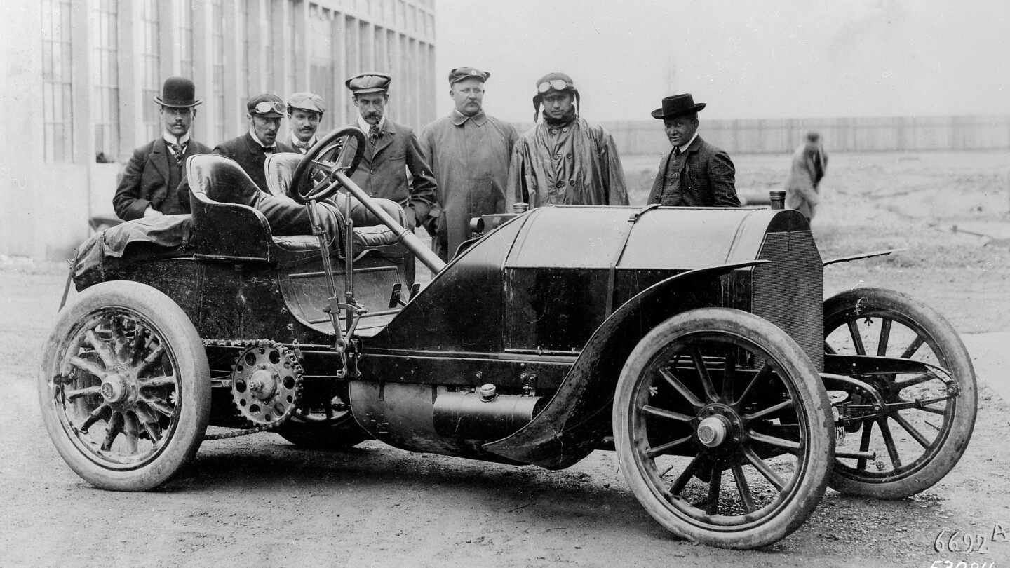 Baron Pierre de Caters (center) was an adventurer, pioneer aviator, speedboat and car racer and on 25 May, 1904 at Ostend in Belgium, de Caters drove his Mercedes Simplex 90PS at 97.25 mph (156.5 km/h) over a flying kilometre.