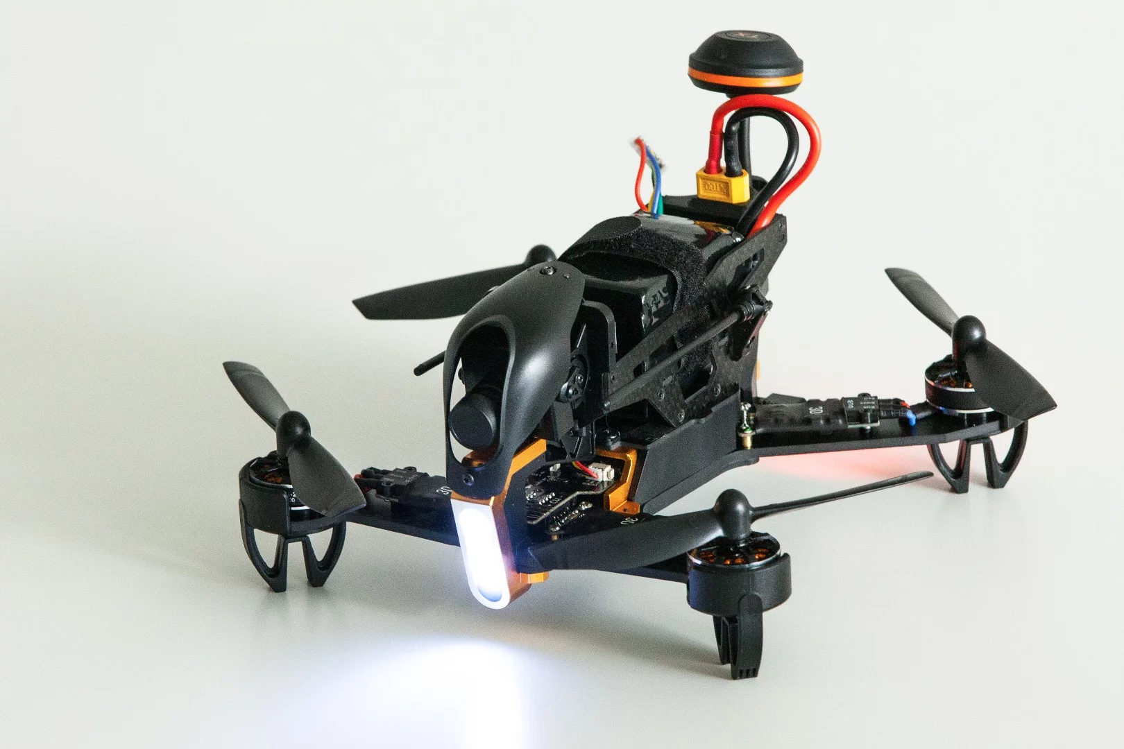 Walkera F210 3D: props and camera guard can be switched up for blue or orange ones for a different look