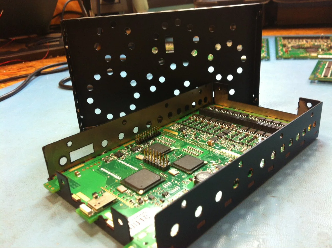 The analog and digital signal processing vibration control engine is called the Core-96 and sits out of view inside the acoustic guitar