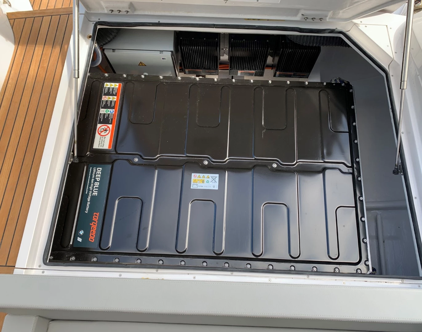 The two 40-kWh Deep Blue batteries come with a long-term battery capacity warrant, ensuring that nine years after commissioning, the batteries will still have 80 percent of their original capacity, even if used daily