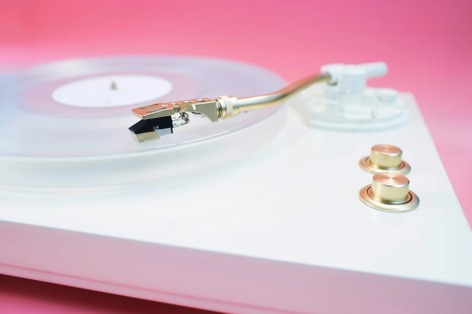 The two knobs up top are used for powering the trntbl on or off (bottom) and for switching between 33 1/3 and 45 RPM speeds (top)