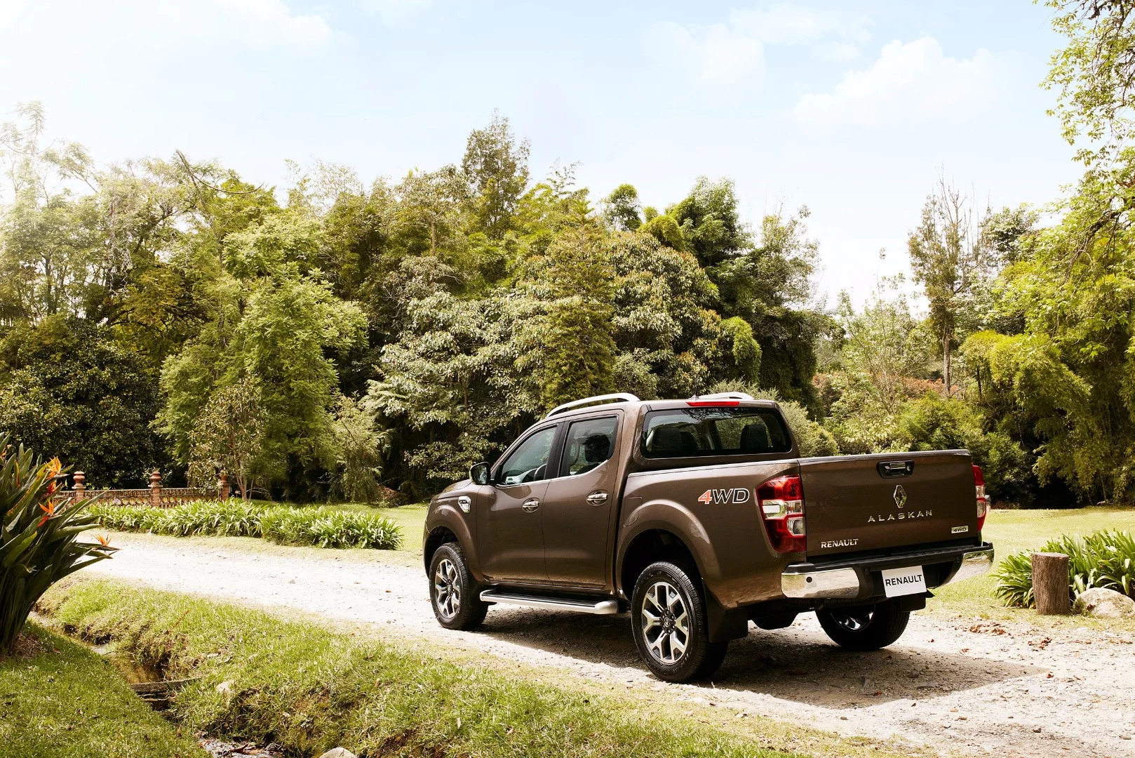 Renault reveals the production Alaskan pickup