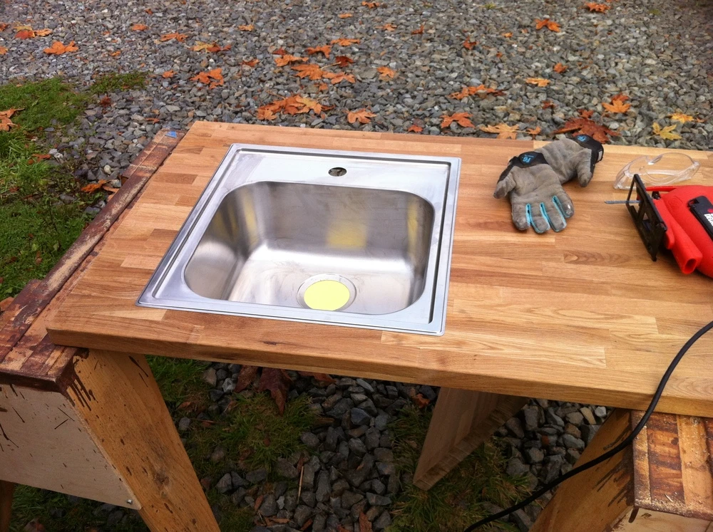 Construction of the sink and kitchen bench (Photo: Christopher Tack)