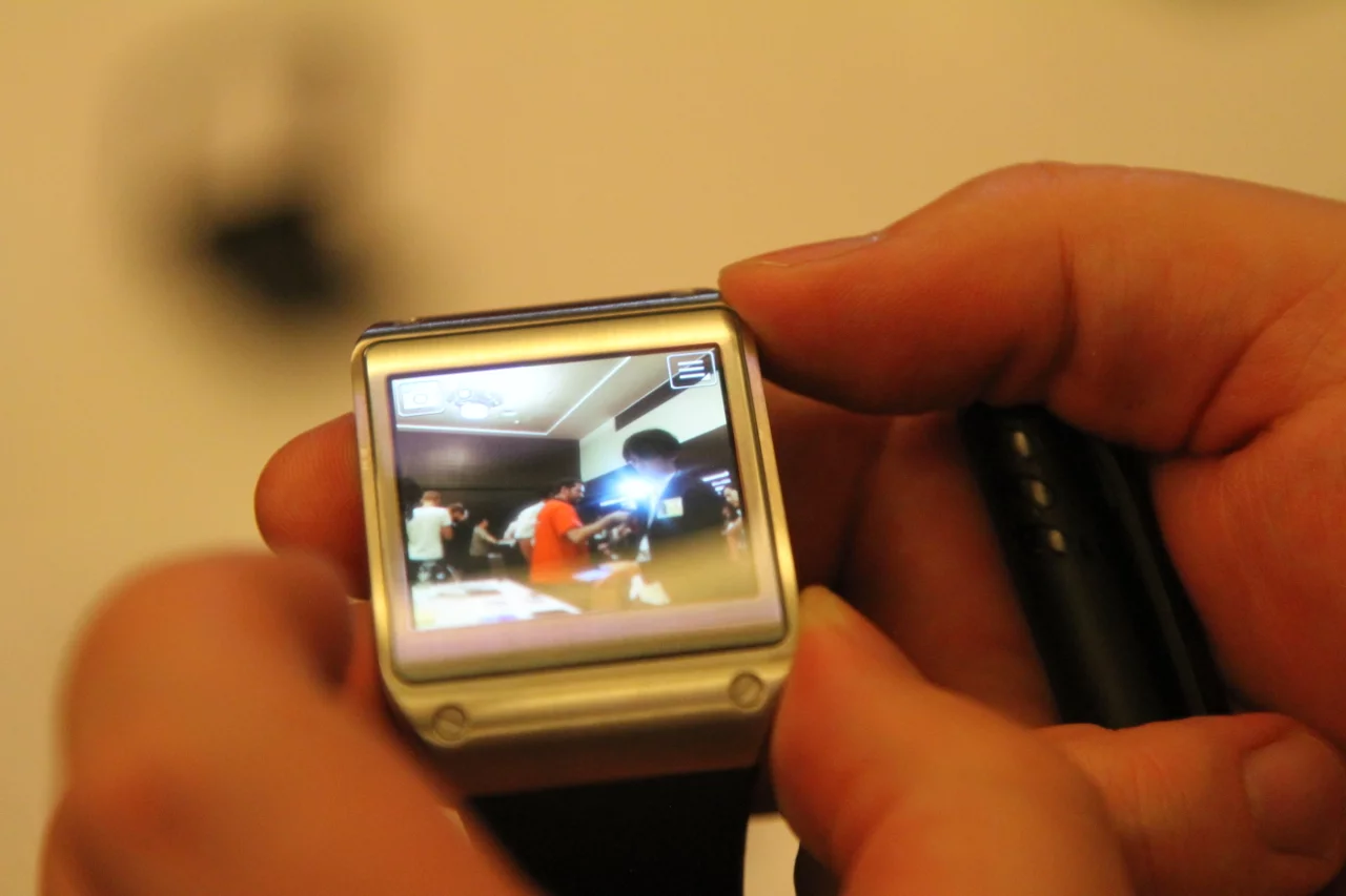 Trying out the Gear's camera (Photo: Gizmag)